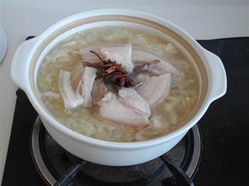酸菜白肉火锅怎么做，酸菜白肉火锅怎么做好吃，酸菜白肉火锅做法