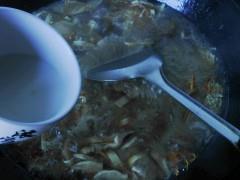 牛肉酸辣汤怎么做，牛肉酸辣汤怎么做好吃，牛肉酸辣汤做法