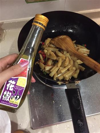 香脆麻辣藕条怎么做，香脆麻辣藕条怎么做好吃，香脆麻辣藕条做法