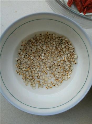 银耳莲子羹怎么做，银耳莲子羹怎么做好吃，银耳莲子羹做法