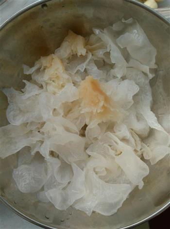 银耳莲子羹怎么做，银耳莲子羹怎么做好吃，银耳莲子羹做法