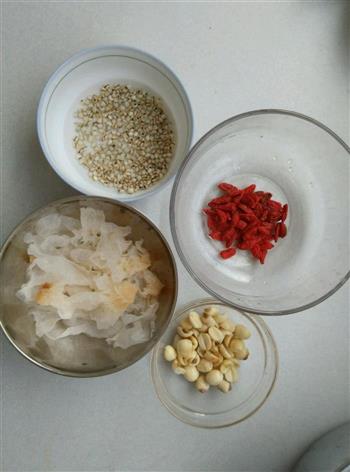 银耳莲子羹怎么做，银耳莲子羹怎么做好吃，银耳莲子羹做法