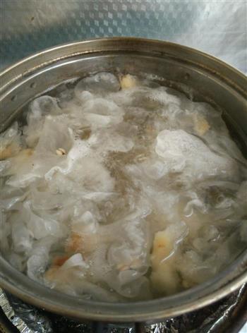 银耳莲子羹怎么做，银耳莲子羹怎么做好吃，银耳莲子羹做法