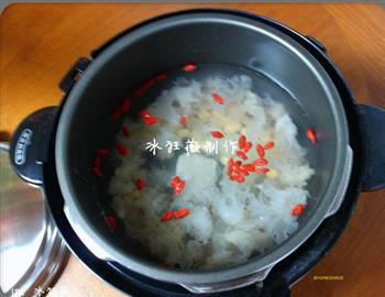 银耳红莲羹怎么做，银耳红莲羹怎么做好吃，银耳红莲羹做法