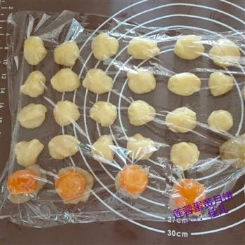 广式莲蓉蛋黄月饼怎么做，广式莲蓉蛋黄月饼怎么做好吃，广式莲蓉蛋黄月饼做法