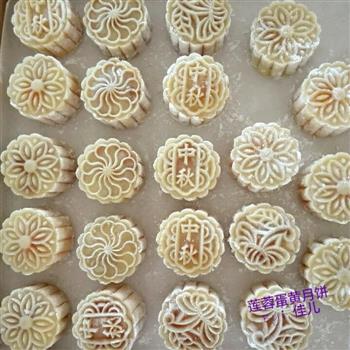 广式莲蓉蛋黄月饼怎么做，广式莲蓉蛋黄月饼怎么做好吃，广式莲蓉蛋黄月饼做法