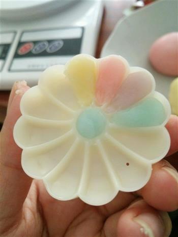 彩色冰皮月饼怎么做，彩色冰皮月饼怎么做好吃，彩色冰皮月饼做法