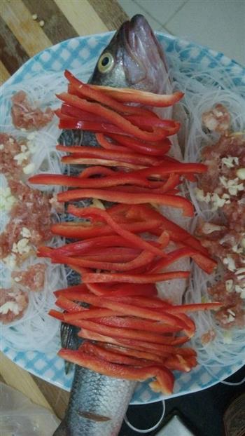 蒜蓉粉丝蒸鲈鱼怎么做，蒜蓉粉丝蒸鲈鱼怎么做好吃，蒜蓉粉丝蒸鲈鱼做法