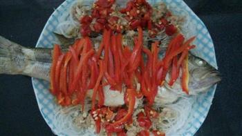 蒜蓉粉丝蒸鲈鱼怎么做，蒜蓉粉丝蒸鲈鱼怎么做好吃，蒜蓉粉丝蒸鲈鱼做法