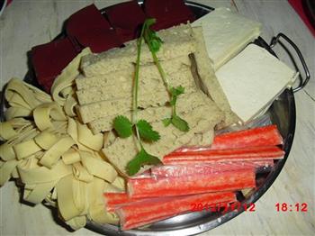 酸菜麻辣火锅怎么做，酸菜麻辣火锅怎么做好吃，酸菜麻辣火锅做法