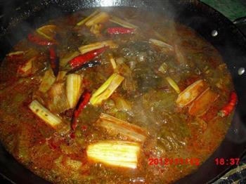 酸菜麻辣火锅怎么做，酸菜麻辣火锅怎么做好吃，酸菜麻辣火锅做法