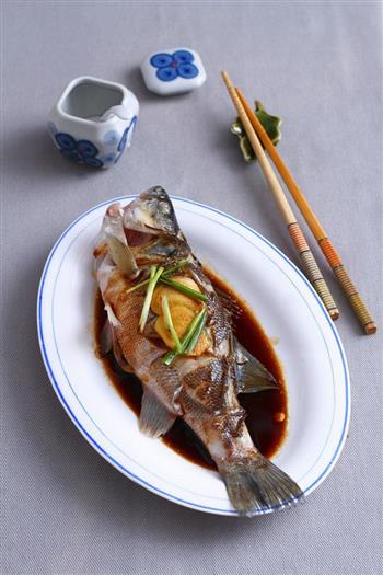 柠香蒸鲈鱼怎么做，柠香蒸鲈鱼怎么做好吃，柠香蒸鲈鱼做法