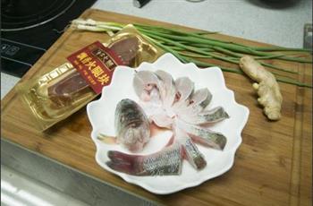 火腿蒸鲈鱼怎么做，火腿蒸鲈鱼怎么做好吃，火腿蒸鲈鱼做法
