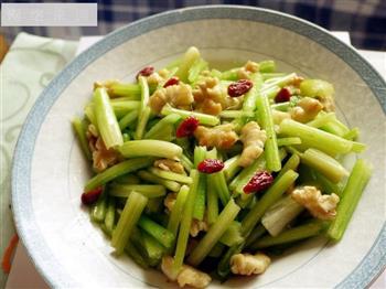 桃仁枸杞炒芹菜怎么做，桃仁枸杞炒芹菜怎么做好吃，桃仁枸杞炒芹菜做法