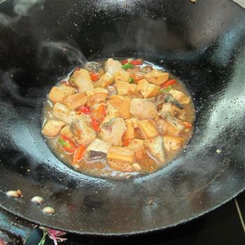 豆腐丁煮鱼怎么做，豆腐丁煮鱼怎么做好吃，豆腐丁煮鱼做法