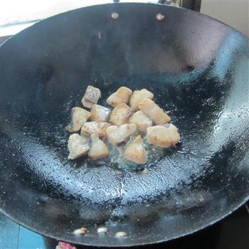 豆腐丁煮鱼怎么做，豆腐丁煮鱼怎么做好吃，豆腐丁煮鱼做法