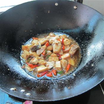 豆腐丁煮鱼怎么做，豆腐丁煮鱼怎么做好吃，豆腐丁煮鱼做法