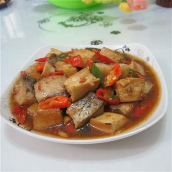 豆腐丁煮鱼怎么做，豆腐丁煮鱼怎么做好吃，豆腐丁煮鱼做法