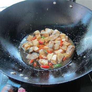 豆腐丁煮鱼怎么做，豆腐丁煮鱼怎么做好吃，豆腐丁煮鱼做法