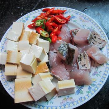 豆腐丁煮鱼怎么做，豆腐丁煮鱼怎么做好吃，豆腐丁煮鱼做法