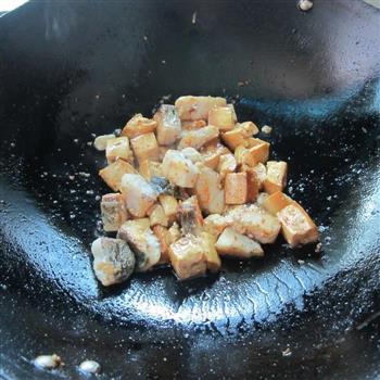 豆腐丁煮鱼怎么做，豆腐丁煮鱼怎么做好吃，豆腐丁煮鱼做法