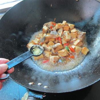 豆腐丁煮鱼怎么做，豆腐丁煮鱼怎么做好吃，豆腐丁煮鱼做法