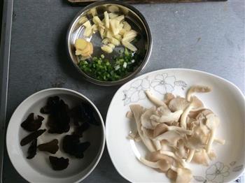 菌菇豆腐鱼头汤怎么做，菌菇豆腐鱼头汤怎么做好吃，菌菇豆腐鱼头汤做法