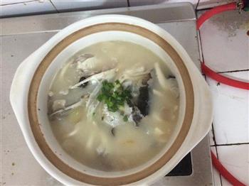 菌菇豆腐鱼头汤怎么做，菌菇豆腐鱼头汤怎么做好吃，菌菇豆腐鱼头汤做法