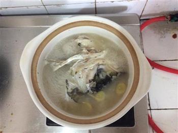 菌菇豆腐鱼头汤怎么做，菌菇豆腐鱼头汤怎么做好吃，菌菇豆腐鱼头汤做法