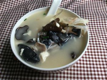 菌菇豆腐鱼头汤怎么做，菌菇豆腐鱼头汤怎么做好吃，菌菇豆腐鱼头汤做法
