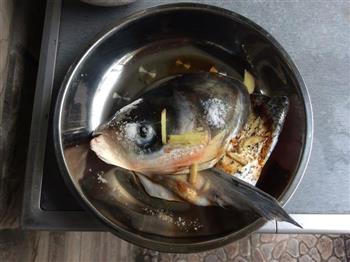 菌菇豆腐鱼头汤怎么做，菌菇豆腐鱼头汤怎么做好吃，菌菇豆腐鱼头汤做法