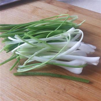 葱烤鲫鱼怎么做，葱烤鲫鱼怎么做好吃，葱烤鲫鱼做法