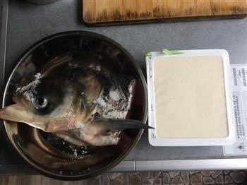 菌菇豆腐鱼头汤怎么做，菌菇豆腐鱼头汤怎么做好吃，菌菇豆腐鱼头汤做法