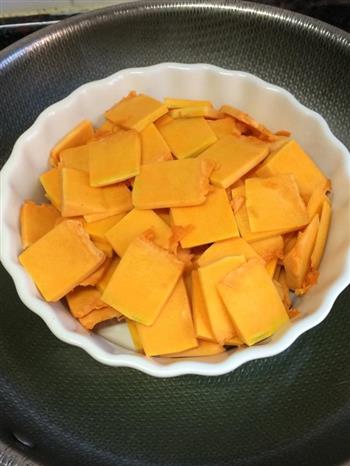 南瓜豆沙饼怎么做，南瓜豆沙饼怎么做好吃，南瓜豆沙饼做法