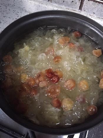 小火慢炖桂圆银耳莲子羹怎么做，小火慢炖桂圆银耳莲子羹怎么做好吃，小火慢炖桂圆银耳莲子羹做法
