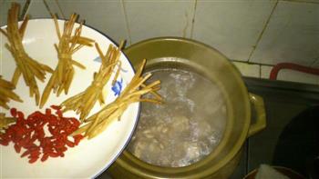 黄花菜枸杞排骨汤怎么做，黄花菜枸杞排骨汤怎么做好吃，黄花菜枸杞排骨汤做法