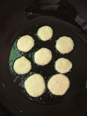 芝麻糯米饼怎么做，芝麻糯米饼怎么做好吃，芝麻糯米饼做法