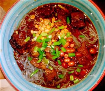 地道川味-牛肉酸辣粉怎么做，地道川味-牛肉酸辣粉怎么做好吃，地道川味-牛肉酸辣粉做法