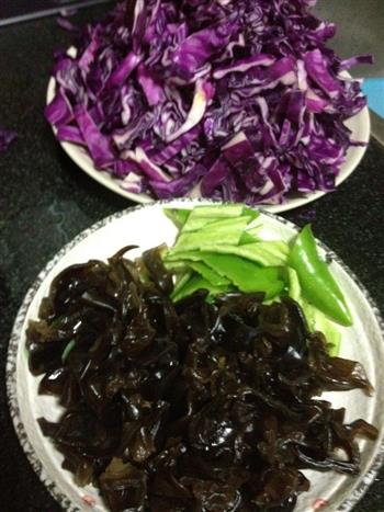 紫甘蓝炒云耳青椒怎么做，紫甘蓝炒云耳青椒怎么做好吃，紫甘蓝炒云耳青椒做法