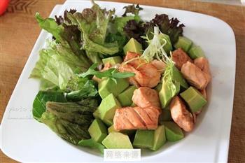 香煎三文鱼拌牛油果怎么做，香煎三文鱼拌牛油果怎么做好吃，香煎三文鱼拌牛油果做法