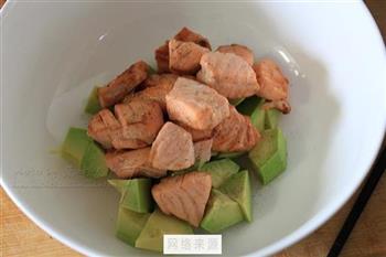 香煎三文鱼拌牛油果怎么做，香煎三文鱼拌牛油果怎么做好吃，香煎三文鱼拌牛油果做法