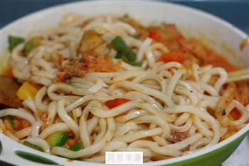 泡菜炒乌冬面怎么做，泡菜炒乌冬面怎么做好吃，泡菜炒乌冬面做法