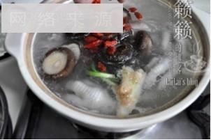 香菇枸杞鸡脚汤怎么做，香菇枸杞鸡脚汤怎么做好吃，香菇枸杞鸡脚汤做法