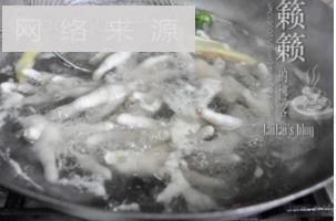 香菇枸杞鸡脚汤怎么做，香菇枸杞鸡脚汤怎么做好吃，香菇枸杞鸡脚汤做法