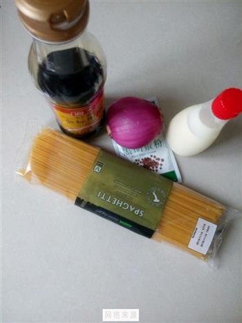 黑椒洋葱火腿肠意面怎么做，黑椒洋葱火腿肠意面怎么做好吃，黑椒洋葱火腿肠意面做法