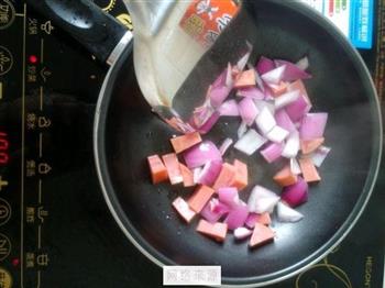 黑椒洋葱火腿肠意面怎么做，黑椒洋葱火腿肠意面怎么做好吃，黑椒洋葱火腿肠意面做法