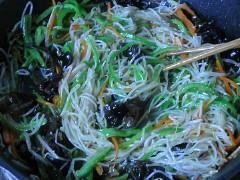 绿豆芽拌菜椒怎么做，绿豆芽拌菜椒怎么做好吃，绿豆芽拌菜椒做法