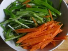 绿豆芽拌菜椒怎么做，绿豆芽拌菜椒怎么做好吃，绿豆芽拌菜椒做法