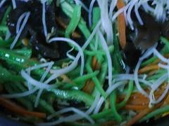 绿豆芽拌菜椒怎么做，绿豆芽拌菜椒怎么做好吃，绿豆芽拌菜椒做法