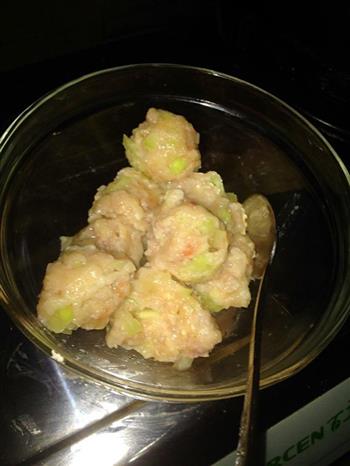 西瓜皮丸子怎么做，西瓜皮丸子怎么做好吃，西瓜皮丸子做法